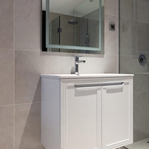 BY033 BEYAZ MEBRAN KAPAKLI BANYO DOLABI