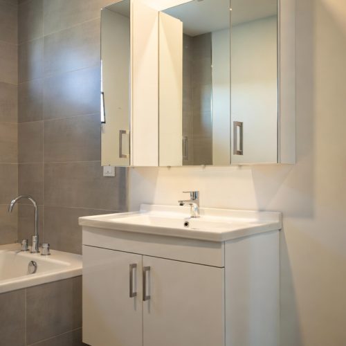 BY037 DÜZ BEYAZ BANYO DOLABI