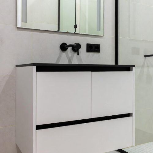 BY043 BEYAZ SİYAH DETAYLI BİR ÇEKMECELİ BANYO DOLABI+AYNA