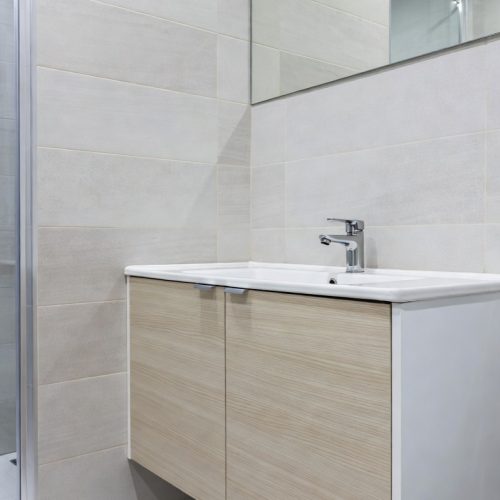 BY046 BEYAZ AHŞAP KAPAKLI BANYO DOLABI+AYNA