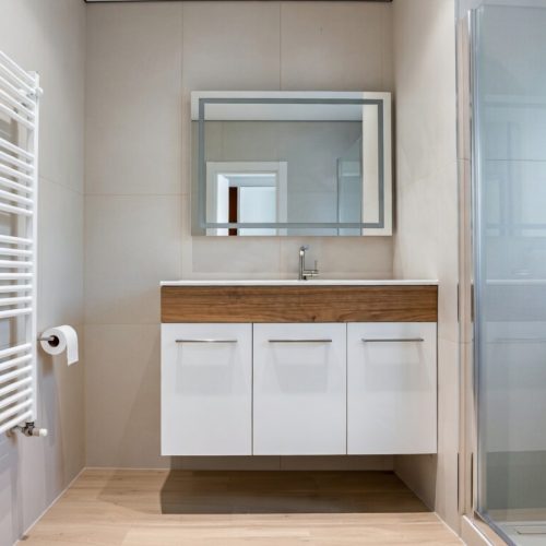 BY053 3KAPAKLI AHŞAP DESENLİ BANYO DOLABI+AYNA